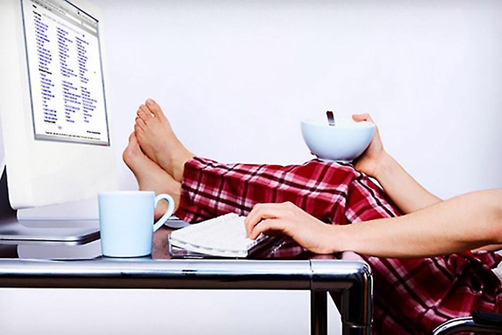 having breakfast in front of the computer